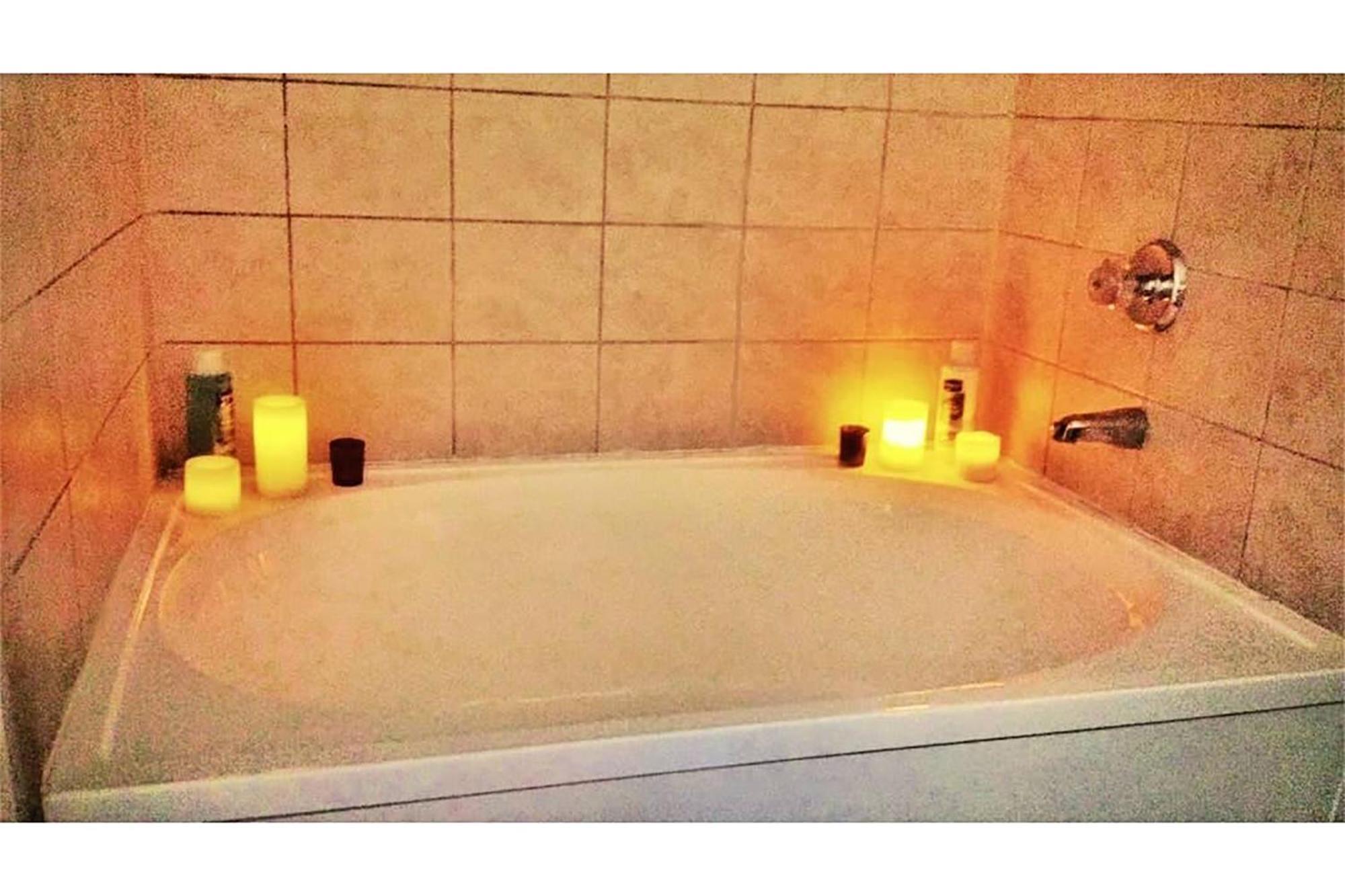 Apartment Upgraded & Stylish, Pool, Hot Tub, Walk To Strip!