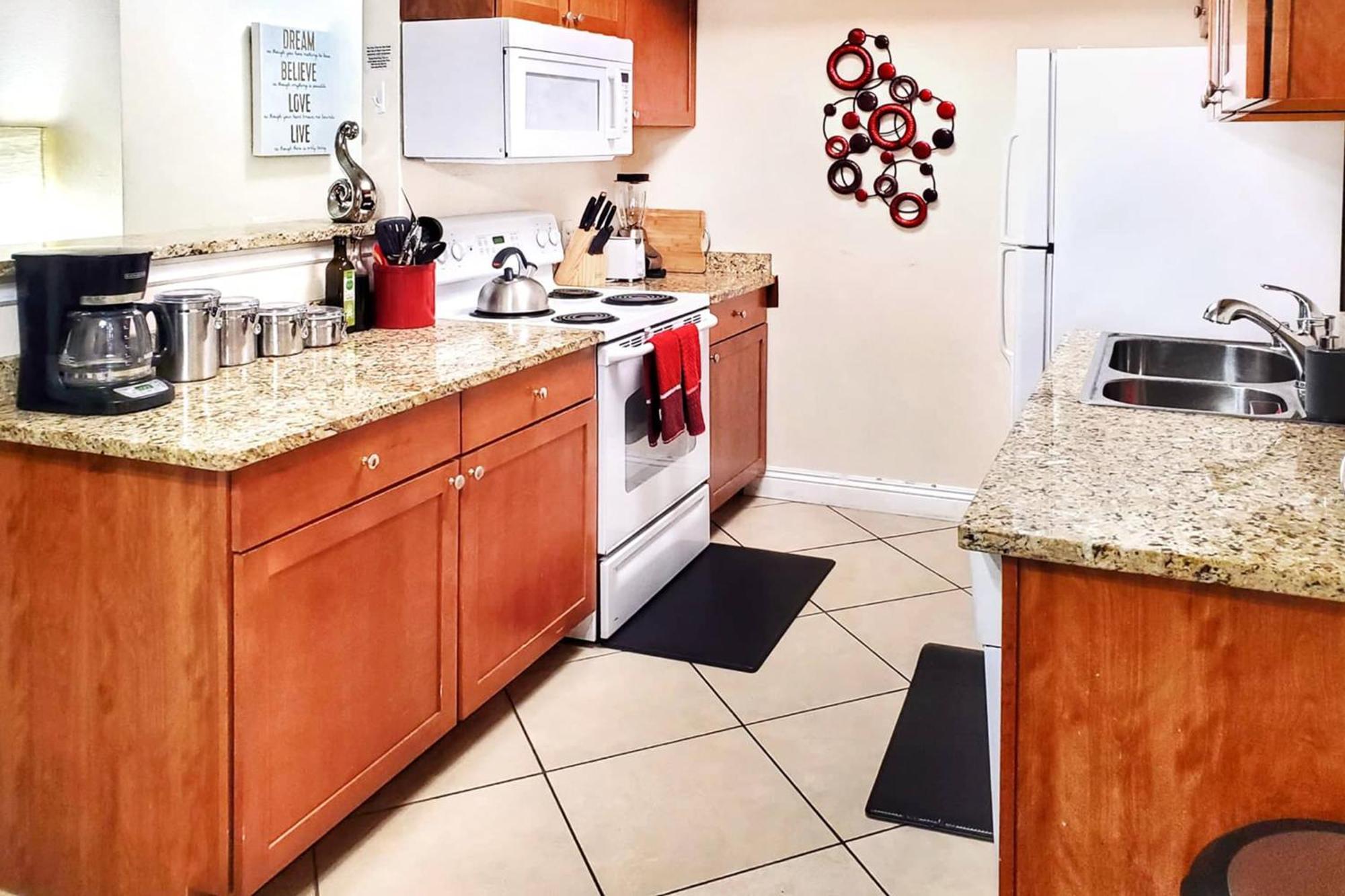 Apartment Upgraded & Stylish, Pool, Hot Tub, Walk To Strip! Las Vegas